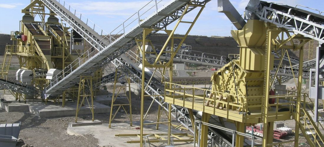147-molino-de-martillos-y-cribas-vibrantes-en-planta-de-aridos
